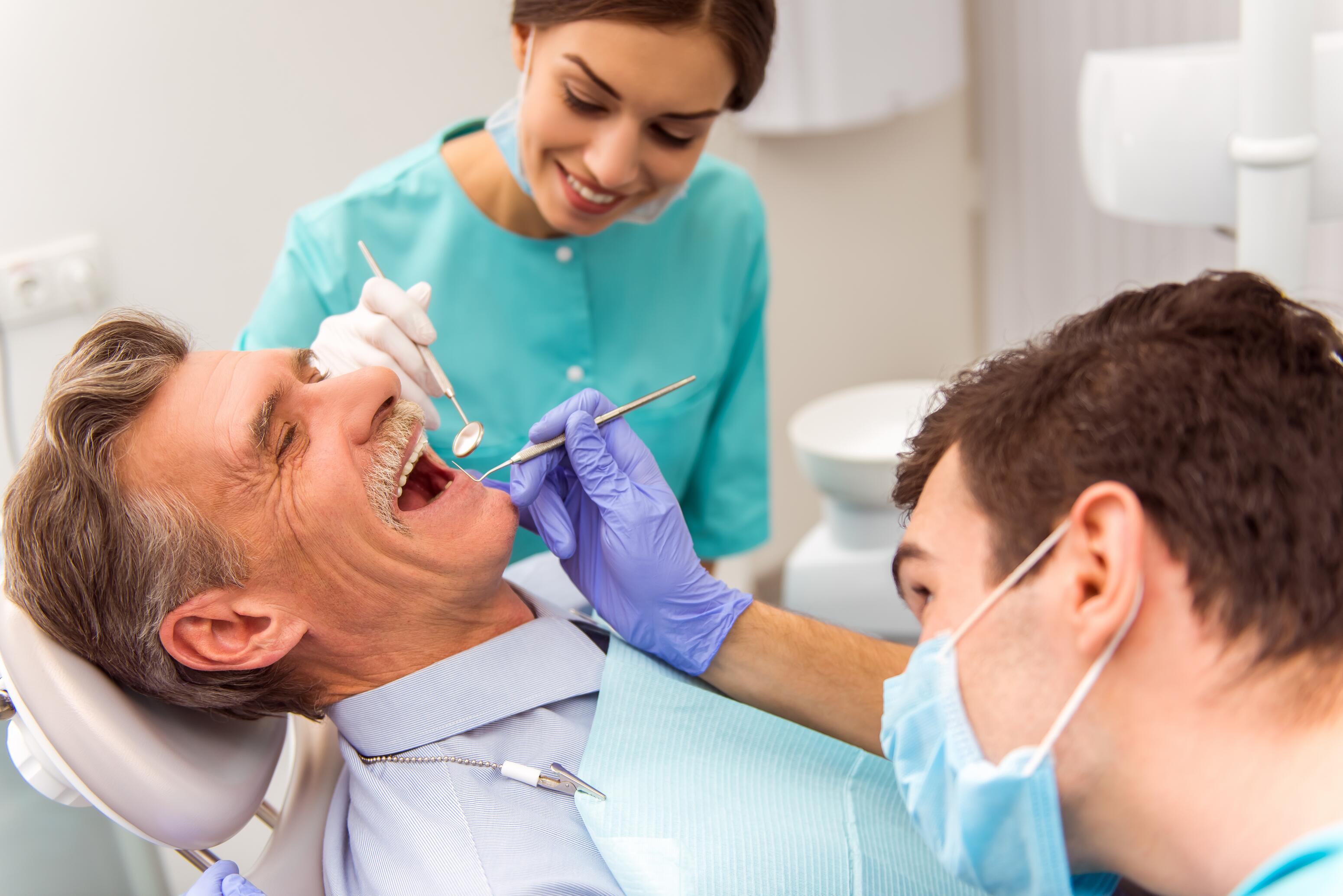 Homme chez le dentiste pour localiser une carie